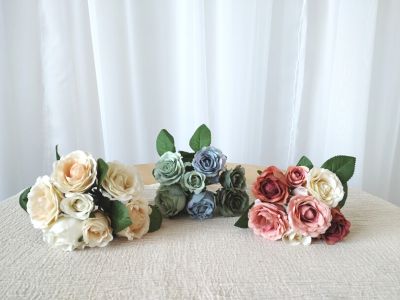 svazek růží textilních na svatební výzdobu